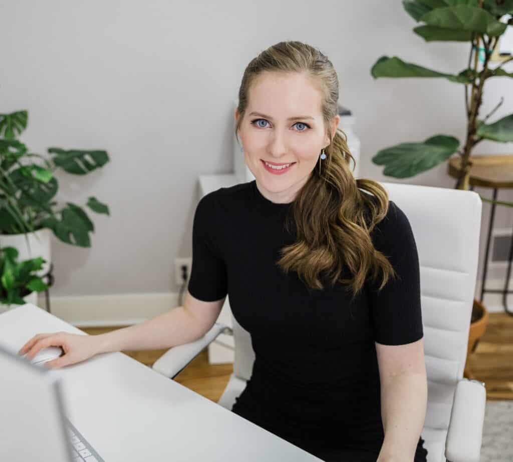 Headshot of online business coach Gillian Perkins