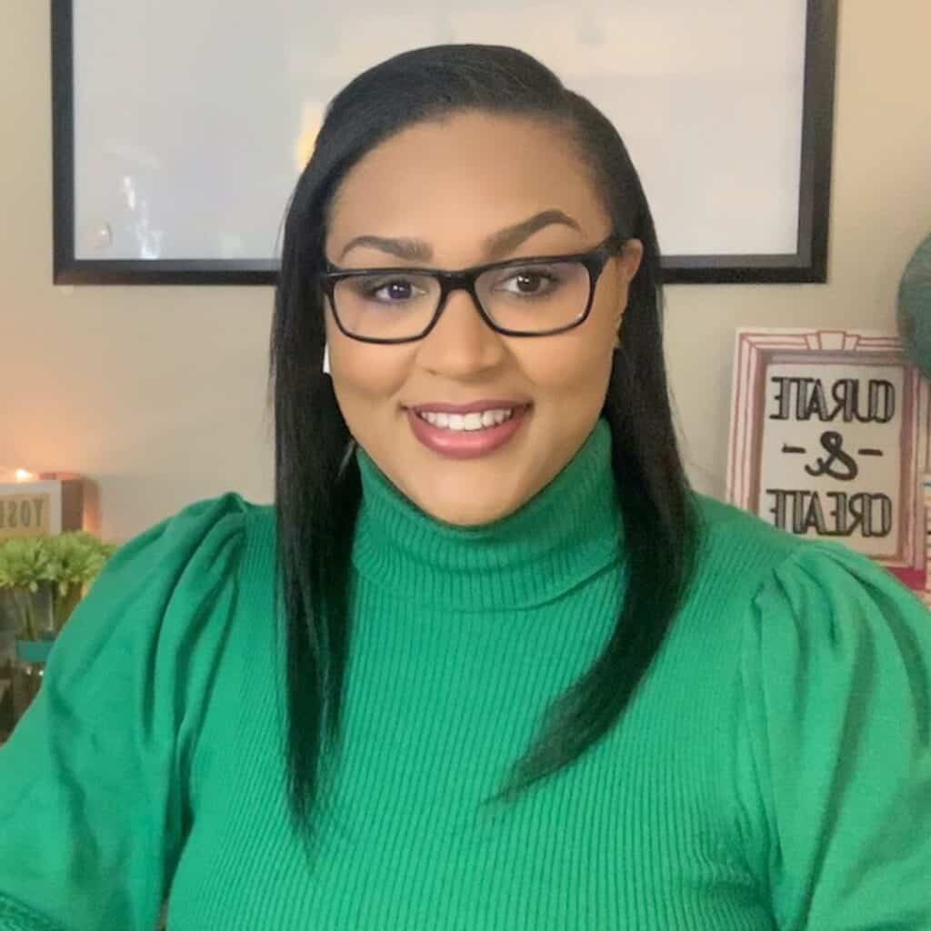 Headshot of online business coach Sharee Collier, who teaches about running virtual events