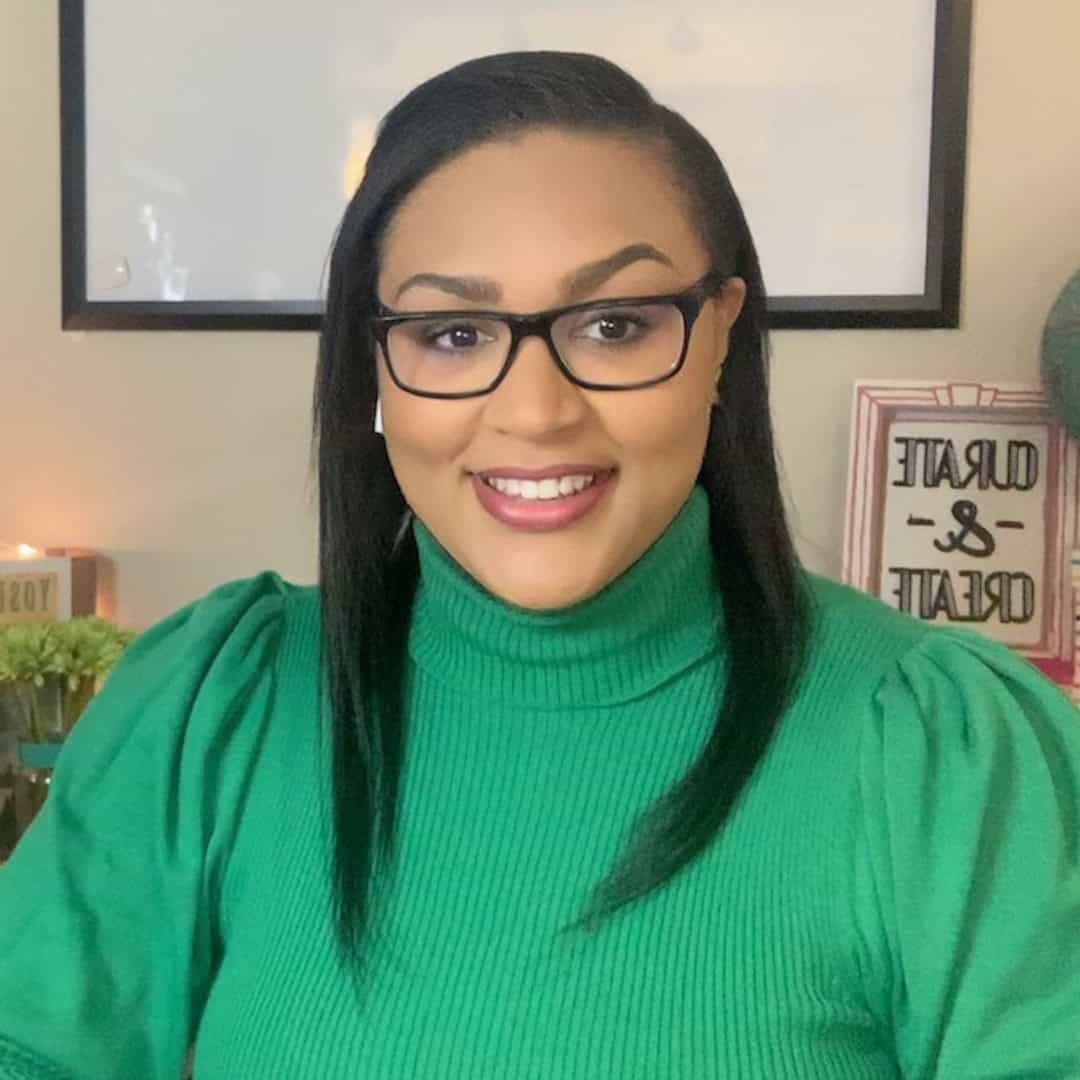 Headshot of online business coach Sharee Collier, who teaches about running virtual events